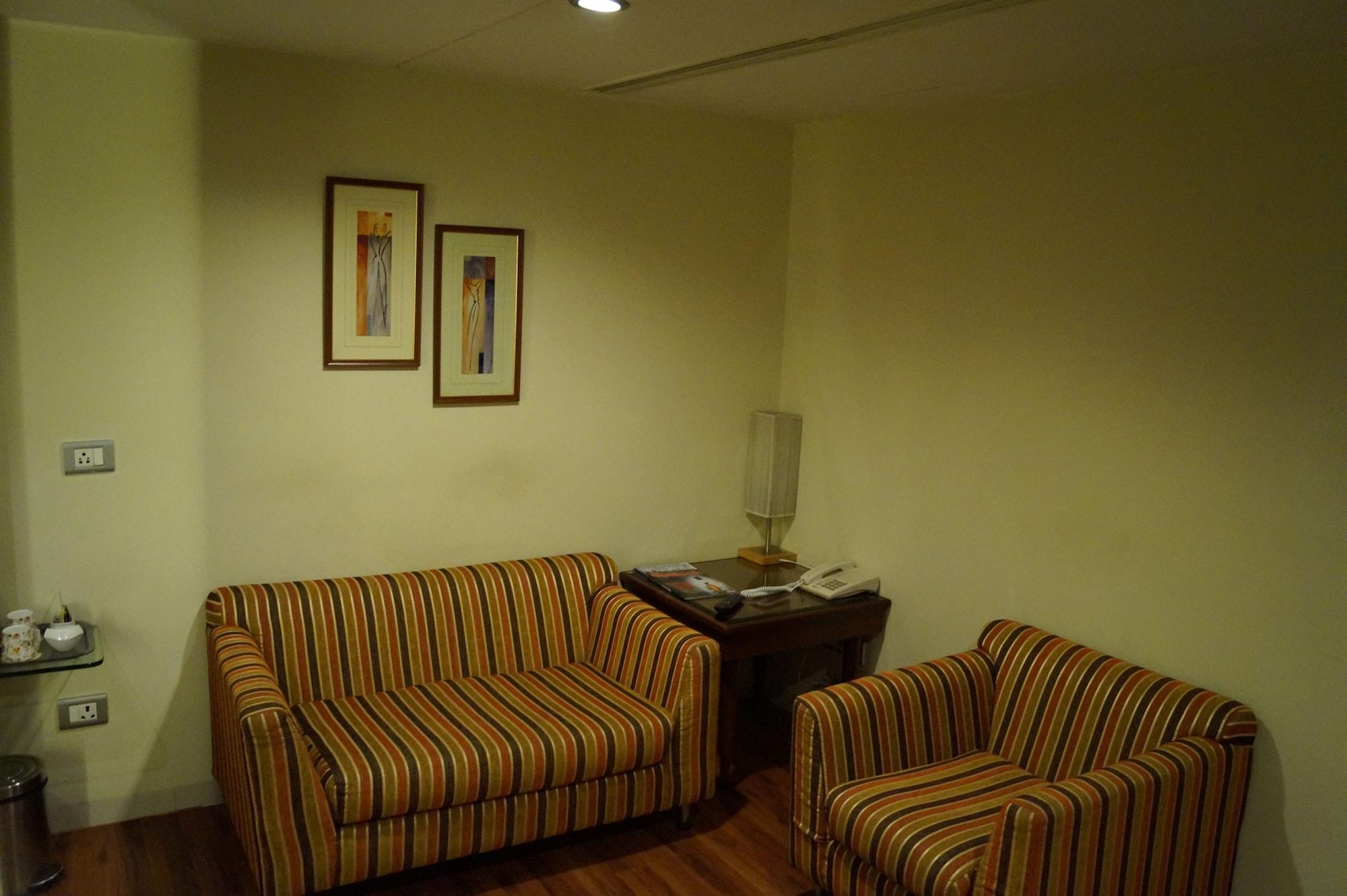 The President Hotel Bangalore Exterior photo