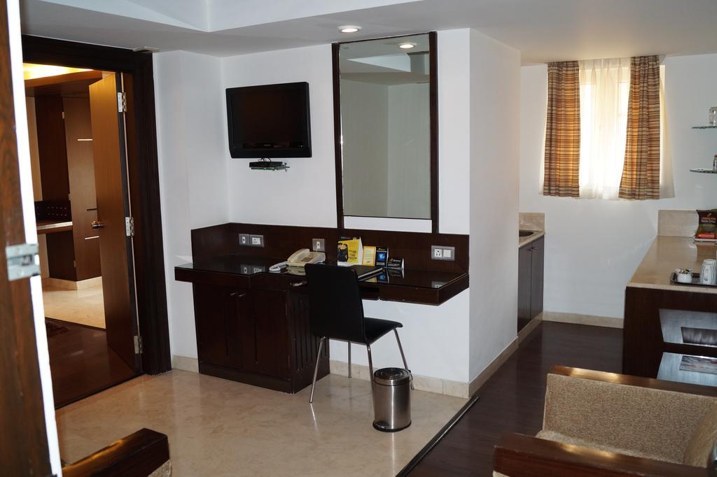 The President Hotel Bangalore Exterior photo