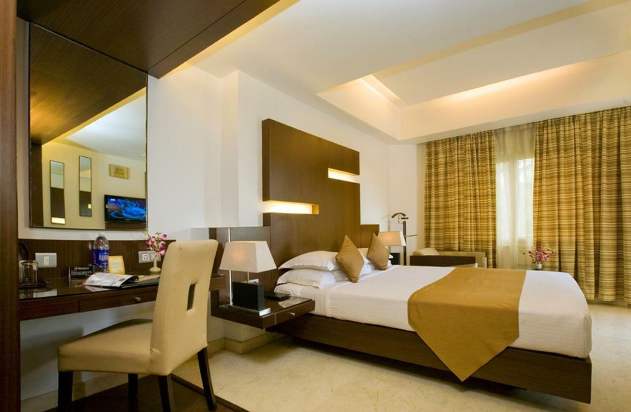 The President Hotel Bangalore Exterior photo